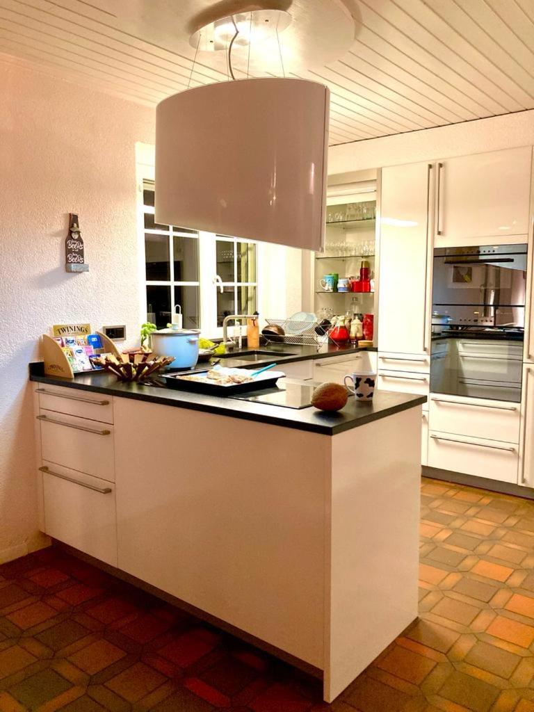 Cheerful Villa With Fireplace, Bath-Tub And Garden Noville 外观 照片