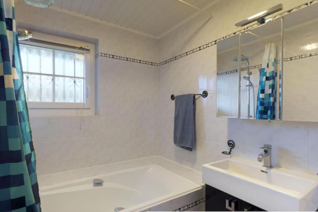 Cheerful Villa With Fireplace, Bath-Tub And Garden Noville 外观 照片