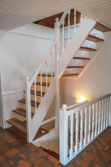 Cheerful Villa With Fireplace, Bath-Tub And Garden Noville 外观 照片