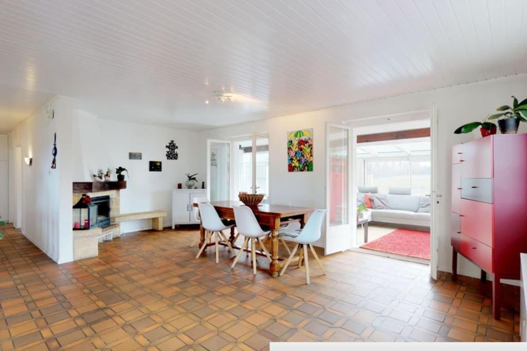 Cheerful Villa With Fireplace, Bath-Tub And Garden Noville 外观 照片